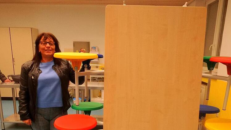 Monika Grimm f&uuml;hrte den zusammenklappbaren Mensatisch vor.    Foto: Britta Schnake