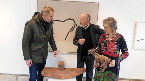 Im Kunstgespr&auml;ch: Claus Tittmann (Mitte) und Julia Tittmann (rechts) mit B&uuml;rgermeister Martin Bernreuther. Foto: Horst Wunner
