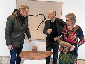 Im Kunstgespräch: Claus Tittmann (Mitte) und Julia Tittmann (rechts) mit Bürgermeister Martin Bernreuther. Foto: Horst Wunner