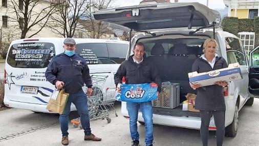Carmen Loibnegger (v.r.), ein Fahrer des Unternehmens NSM und Thomas Auer laden die Waren in die Taxen ein. Fotos: ta