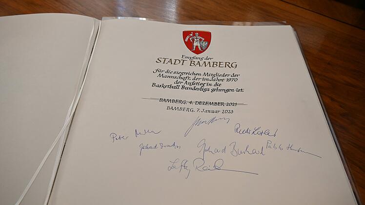 Bamberg: Aufstiegshelden feierten nachträglich 50. Jubiläum - und verewigen sich im Goldenen Buch