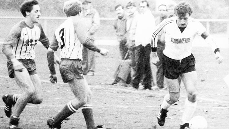 Der Rottersh&auml;user Kapit&auml;n H. Seufert (rechts) umkurvt die Hammelburger Abwehrspieler U. M&uuml;ller und A. Ruppert (Nr. 3).