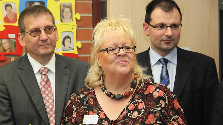 Kita-Leiterin Monika Heidenreich mit Dietmar Hofmann (links) und MdL Martin Schöffel.