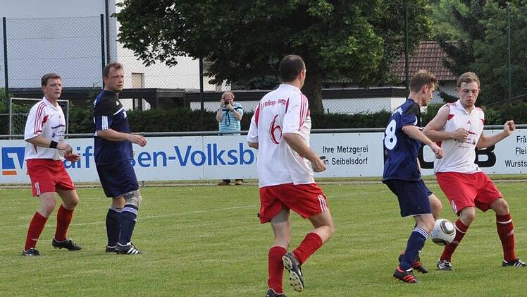 Der Mistelfelder Marco Senger (Nr. 8) bleibt an Julian Klug hängen.