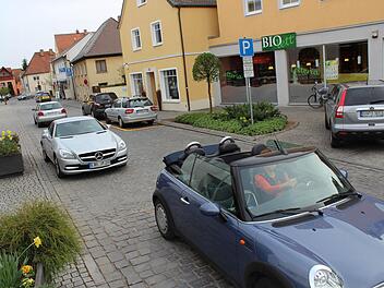 Mit den zwei provisorisch eingezeichneten Stellflächen (oben) wird der Verkehrsfluss in der Steinwegstraße getestet. Die kleine Grünfläche (oben rechts) vor dem Bio-Markt soll Parkplätzen weichen.Foto: Andreas Dorsch