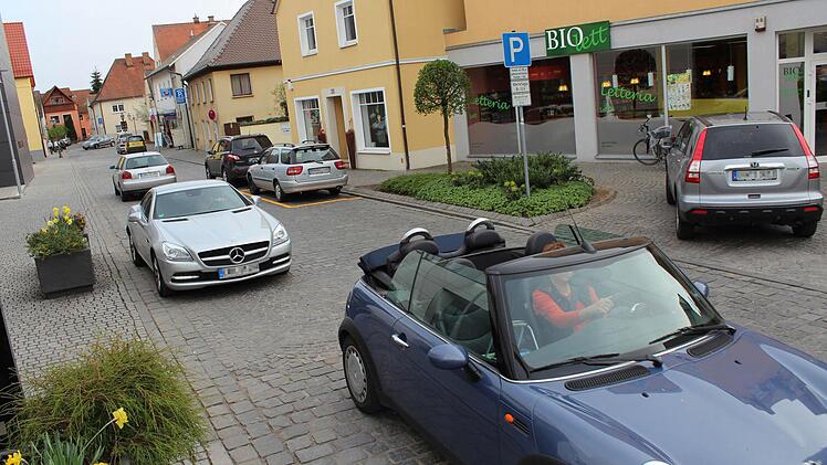 Mit den zwei provisorisch eingezeichneten Stellflächen (oben) wird der Verkehrsfluss in der Steinwegstraße getestet. Die kleine Grünfläche (oben rechts) vor dem Bio-Markt soll Parkplätzen weichen.Foto: Andreas Dorsch