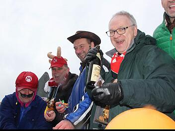 Sie ließen sich vom Regen nicht abschrecken: Die närrische Abordnung des Staffelsteiner Stadtrats mit (von links) Andreas Pfarrdrescher, Hans Josef Stich, Tobias Dusold, Ottmar Kerner und Stefan Dinkel.  Foto: Matthias Einwag