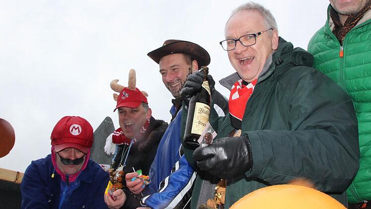 Sie ließen sich vom Regen nicht abschrecken: Die närrische Abordnung des Staffelsteiner Stadtrats mit (von links) Andreas Pfarrdrescher, Hans Josef Stich, Tobias Dusold, Ottmar Kerner und Stefan Dinkel.  Foto: Matthias Einwag