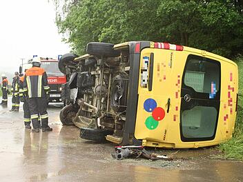 Der 73 Jahre alte Beifahrer dieses Kleinbusses ist bei einem Unfall bei Troschenreuth schwer verletzt worden. Foto: NEWS5 / Zeilmann