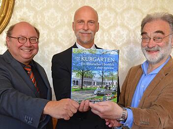 Ein Buch über den Kurgarten haben der Autor Fred Kaspar (rechts), Bad Kissingens Oberbürgermeister Kay Blankenburg und Kulturreferent Peter Weidisch (links) vorgestellt. Foto: Peter Rauch