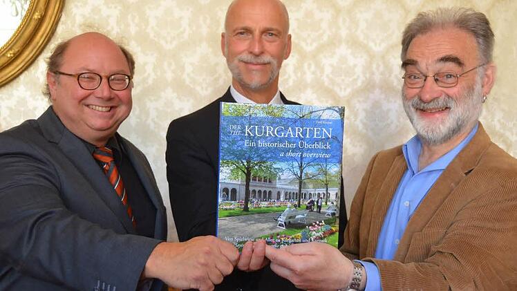 Ein Buch über den Kurgarten haben der Autor Fred Kaspar (rechts), Bad Kissingens Oberbürgermeister Kay Blankenburg und Kulturreferent Peter Weidisch (links) vorgestellt. Foto: Peter Rauch