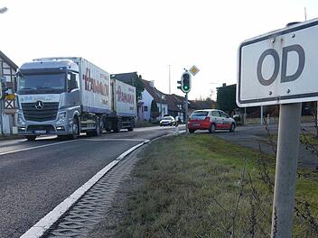 Im Frühjahr kommen die Bagger: Die Ortsdurchfahrt in Oberelldorf wird 2017 komplett neu gestaltet - mit einer 6,50 Meter breiten Fahrbahn sowie sicheren Gehwegen für Fußgänger. Foto: Berthold Köhler