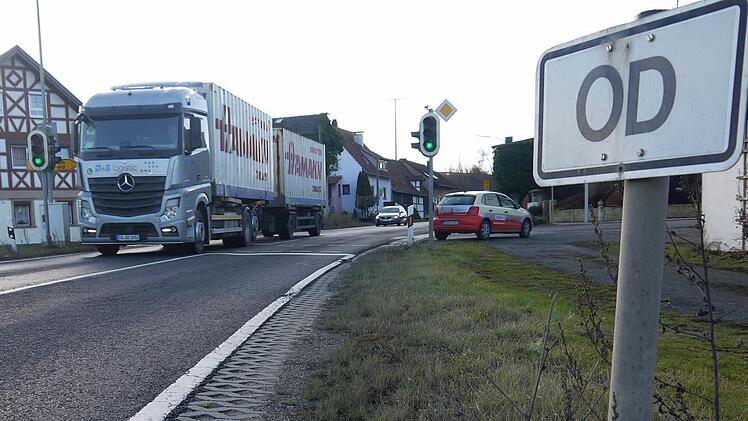 Im Frühjahr kommen die Bagger: Die Ortsdurchfahrt in Oberelldorf wird 2017 komplett neu gestaltet - mit einer 6,50 Meter breiten Fahrbahn sowie sicheren Gehwegen für Fußgänger. Foto: Berthold Köhler
