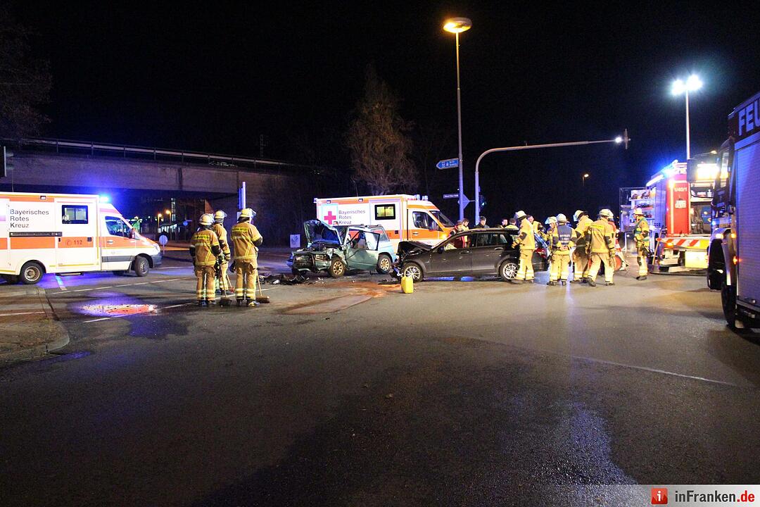 Frontalcrash in Bayreuth: Autos kollidieren - drei Menschen verletzt
