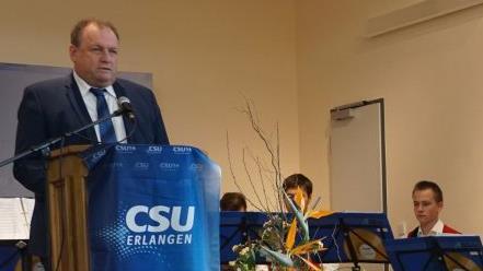 Walter Nussel, MdL, spricht zu den G&auml;sten des Neujahrsempfangs.