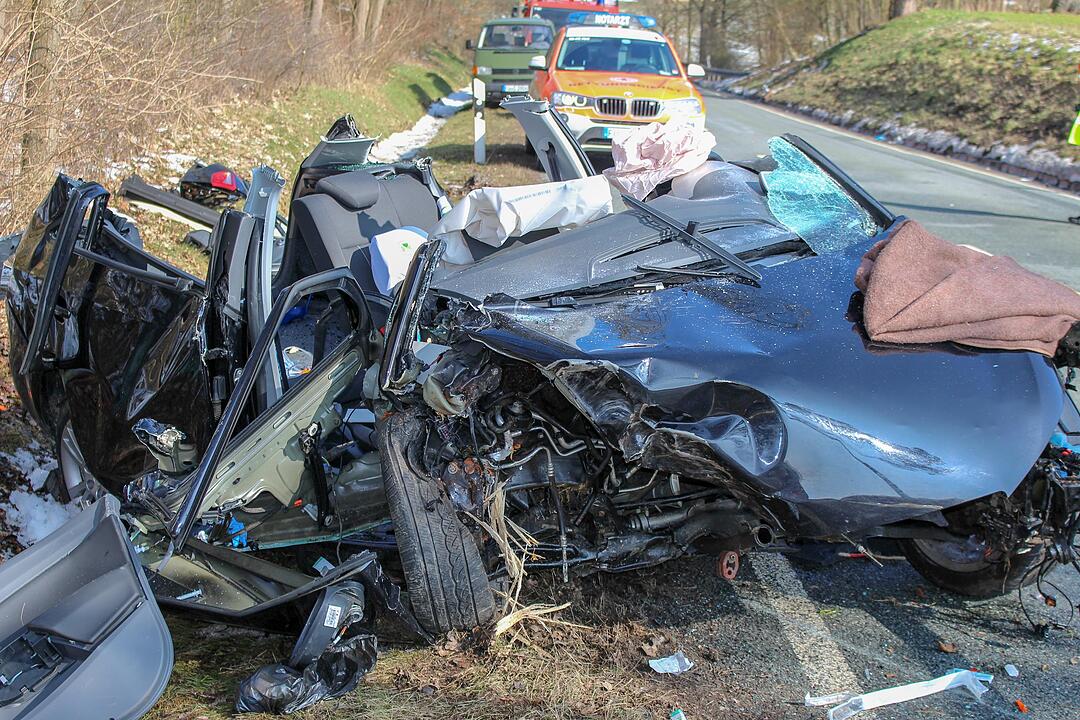 Autofahrer prallt im Kreis Fürth gegen Baum und stirbt