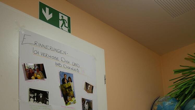 Vertraute und geliebte Menschen und Tiere bleiben den Kindern in Erinnerung, auch im Kindergarten. Die Tür ist jetzt eine große Bildertafel geworden.  Manja von Nida
