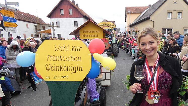 Nicht nur die Sander stehen hinter ihr: Elisabeth Goger war mit einem echten Weinbrunnen unterwegs und warb für ihre Kandidatur zur Fränkischen Weinkönigin.