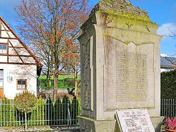 Das Kriegerdenkmal in Steinbach muss dringend saniert werden, um größere Schäden zu verhindern.  Foto: Karl Heinz Wirth