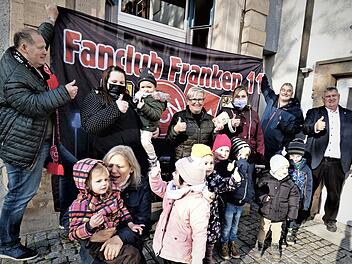 Zweiter Vorsitzender Stefan Wagner (links), Kita-Leiterin Gerlinde Becke (Mitte) und (von rechts) Bürgermeister Gerhard Schneider sowie Fanclubmitglied Klaus Gumtow mit den Kindern bei der Spendenübergabe