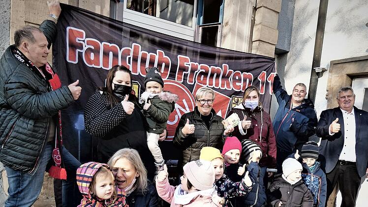 Zweiter Vorsitzender Stefan Wagner (links), Kita-Leiterin Gerlinde Becke (Mitte) und (von rechts) Bürgermeister Gerhard Schneider sowie Fanclubmitglied Klaus Gumtow mit den Kindern bei der Spendenübergabe