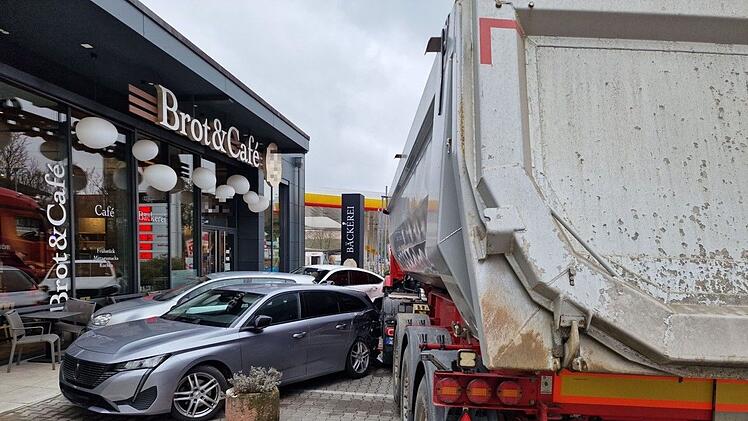 Würzburg: Spektakulärer Unfall in Kist - Lkw knallt vor Bäckerei in drei Autos - "verlor Kontrolle"