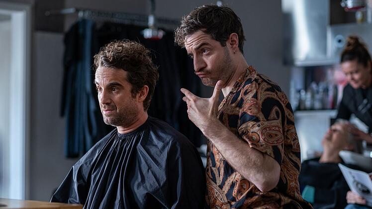 Hinnerk Feldmann (Oliver Wnuk, links) befragt bei einem Friseurbesuch Rene Färberkamm (Fridolin Sandmeyer), der im Film wirklich so heißt.