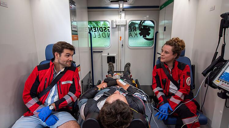 In der neuen ZDF-Reihe, die zun&auml;chst mit zwei Folgen im M&auml;rz aufwartet, hilft Klara Deutschmann als Rettungssanit&auml;terin an der Seite von "Fack ju G&ouml;hte"-Star Lucas Reiber (spielt Dr. Jasper Graf) verletzten Patienten.