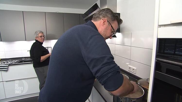 Tim wird von seiner Mutter bei den Vorbereitungen unterst&uuml;tzt.