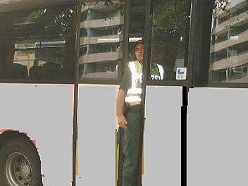 Achtung, Gefahr! Weil die Einklemmsicherung an diesem Schulbus nicht funktionierte, wurde der Bus für die Fahrgastbeförderung aus dem Verkehr gezogen. Foto:  Polizei