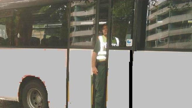 Achtung, Gefahr! Weil die Einklemmsicherung an diesem Schulbus nicht funktionierte, wurde der Bus für die Fahrgastbeförderung aus dem Verkehr gezogen. Foto:  Polizei