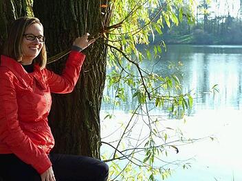 Katharina Zahner an ihrem Lieblingsplatz am See. Foto: Markus Häggberg
