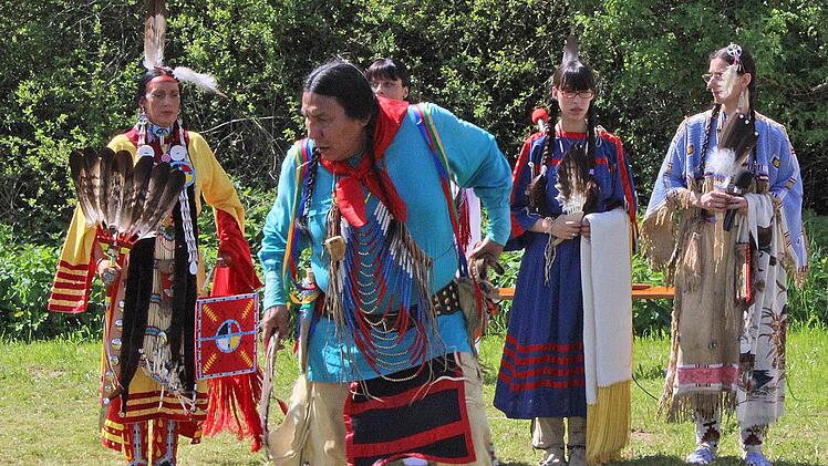 Deanna Shunkaha Wanagiwin (l.) Blackfoot Murray Small LegsFotos: Galster