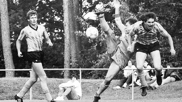 Szene vom Spiel des &ouml;sterreichische Erstligisten Vorw&auml;rts Steyr (helle Hosen) und des FC Reichenbach.