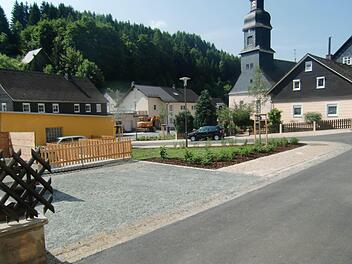 Dort, wo einst der alte Konsum stand, ist jetzt ein schöner Treffpunkt mit Brunnen entstanden. Fotos: Schadeck