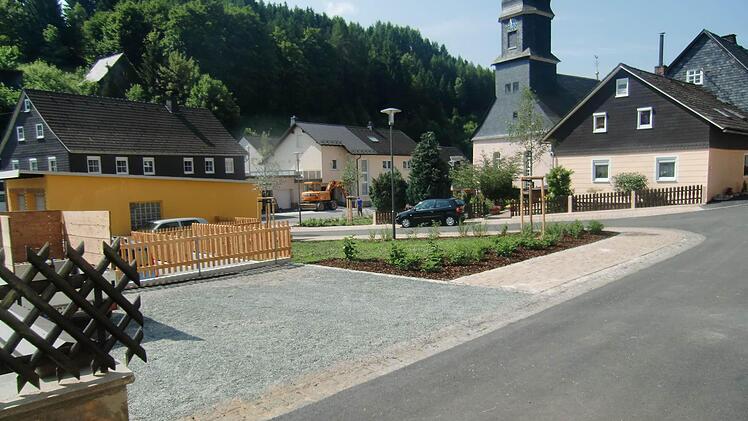 Dort, wo einst der alte Konsum stand, ist jetzt ein schöner Treffpunkt mit Brunnen entstanden. Fotos: Schadeck