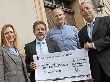 Das Projekt wurde gestern im Rathaus vorgestellt, dazu wurde außerdem eine Spende der Sparkasse übergeben. Von links: Anne Maria Schneider, Siegfried Wölki, Dieter Deuerling und Jürgen Kohmann.