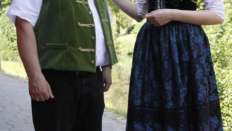 Rosalie Postatny mit Georg Friedmann aus Waischenfeld, der zum ersten Mal in seinem Leben eine erneuerte Männertracht trägt.