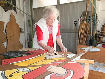 Unermüdlicher Einsatz für ein märchenhaftes Stadtbild: Else Prause malt in ihrer Werkstatt am Brückenauer Nachtwächter. Diese Figur stammt zwar nicht aus dem Märchenbuch der Gebrüder Grimm, der Nachtwächter ist aber fest mit der Stadtgeschichte verknüpft. Fotos: Ulrike Müller