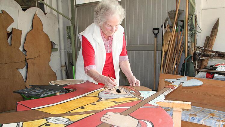 Unermüdlicher Einsatz für ein märchenhaftes Stadtbild: Else Prause malt in ihrer Werkstatt am Brückenauer Nachtwächter. Diese Figur stammt zwar nicht aus dem Märchenbuch der Gebrüder Grimm, der Nachtwächter ist aber fest mit der Stadtgeschichte verknüpft. Fotos: Ulrike Müller