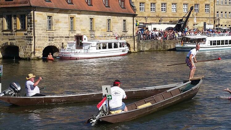 Am Sonntag schickte Dominik Kropf seinen Bruder Benedikt beim Fischerstechen noch ins Wasser und wurde Fischerstecherkönig...  Foto: Michael Memmel