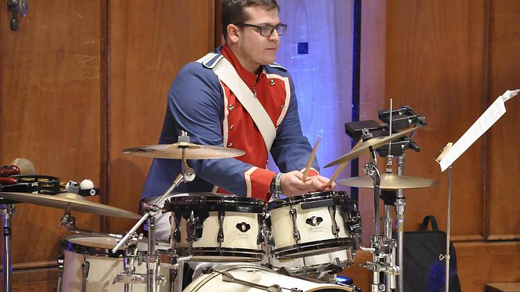 Das Jugendmusikkorps Bad Kissingen spielt den Auftakt zum "Bad Kissinger Winterzauber 2016/ 2017". Foto: Peter Klopf