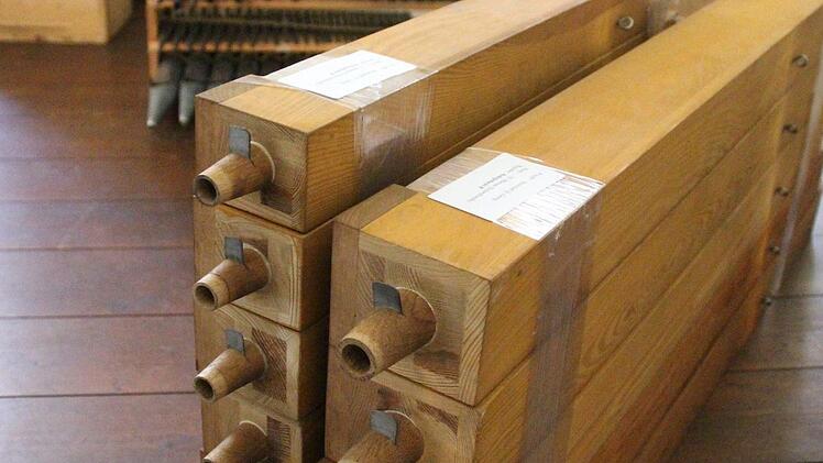 Die ausgebauten Holzpfeifen warten auf ihren Abtransport. Foto: Andreas Dorsch