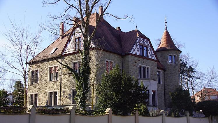 Zahlreiche Gebäude aus der Hochzeit der beiden Steinindustriefirmen prägen noch heute das Stadtbild von Eltmann, unter anderem die "Vetter-Villa" am Main.Sabine Weinbeer
