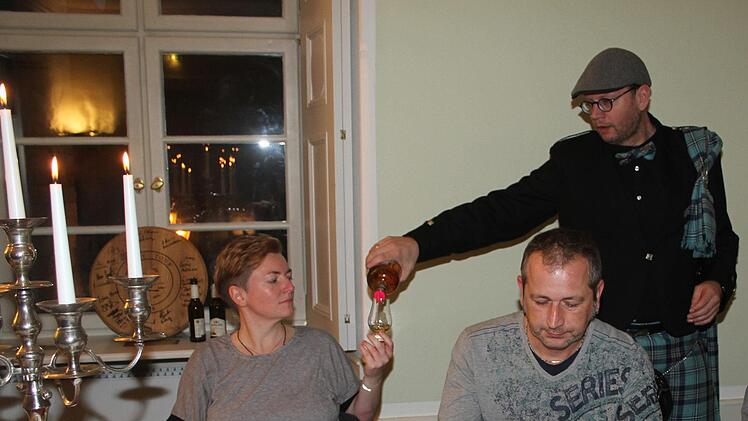 Udo Sonntag tr&auml;gt den  Schottentartan mit Stolz: "Das ist f&uuml;r mich keine Verkleidung, sondern ein St&uuml;ck Heimat", sagt Sonntag, der zur Whiskey-Probe lud.