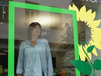 Die Bundestagsabgeordnete Manuela Rottmann in ihrem Wahlkreisbüro in Hammelburg, das sich zu einer Art zentralen Repräsentanz der Grünen im Landkreis entwickelt hat. Foto: Archiv/Arkadius Guzy