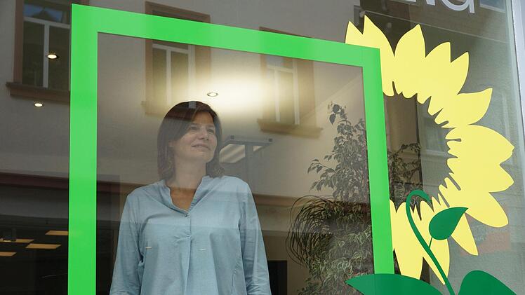 Die Bundestagsabgeordnete Manuela Rottmann in ihrem Wahlkreisbüro in Hammelburg, das sich zu einer Art zentralen Repräsentanz der Grünen im Landkreis entwickelt hat. Foto: Archiv/Arkadius Guzy