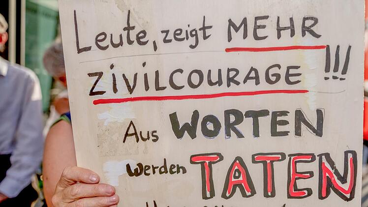 Ein Passant zog ein gestürzten Mann aus dem Rhein und zeigte eine außerordentliche Zivilcourage. (Symbolbild)