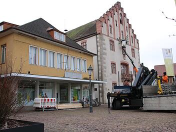 Baustelle Marktplatz: Während die Firma Burger Bau gestern Material ablud, entfernten die Stadtwerke den Weihnachtsschmuck am Rathaus.