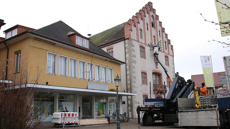Baustelle Marktplatz: Während die Firma Burger Bau gestern Material ablud, entfernten die Stadtwerke den Weihnachtsschmuck am Rathaus.